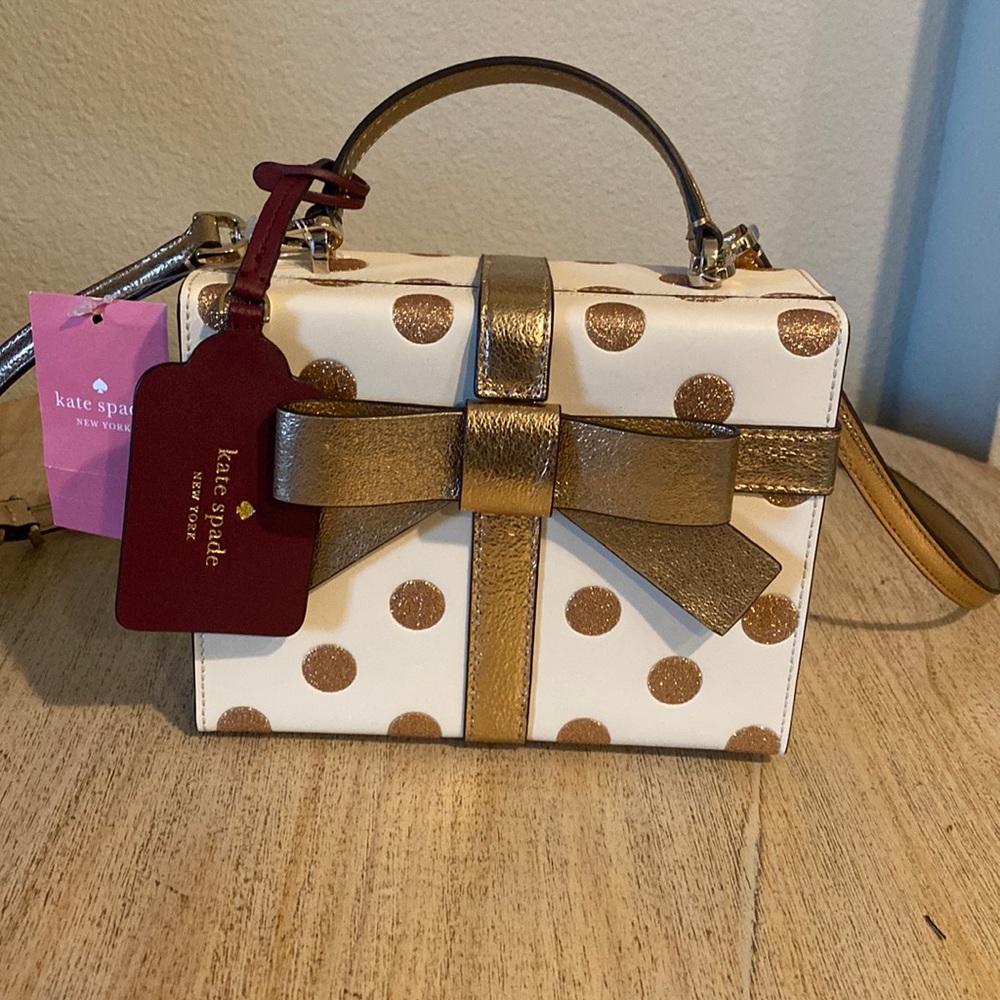 Kate Spade Cross Body. New Never used. Cute gift box style.
